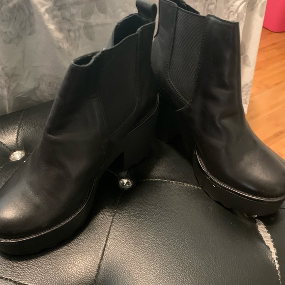 Steve Madden Booties worn once runs small 🥴 - Picture 2 of 7